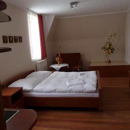 Guest House Penzion Fortuna ทราโดชีน ภายนอก รูปภาพ