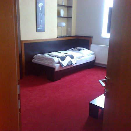 Guest House Penzion Fortuna ทราโดชีน ภายนอก รูปภาพ