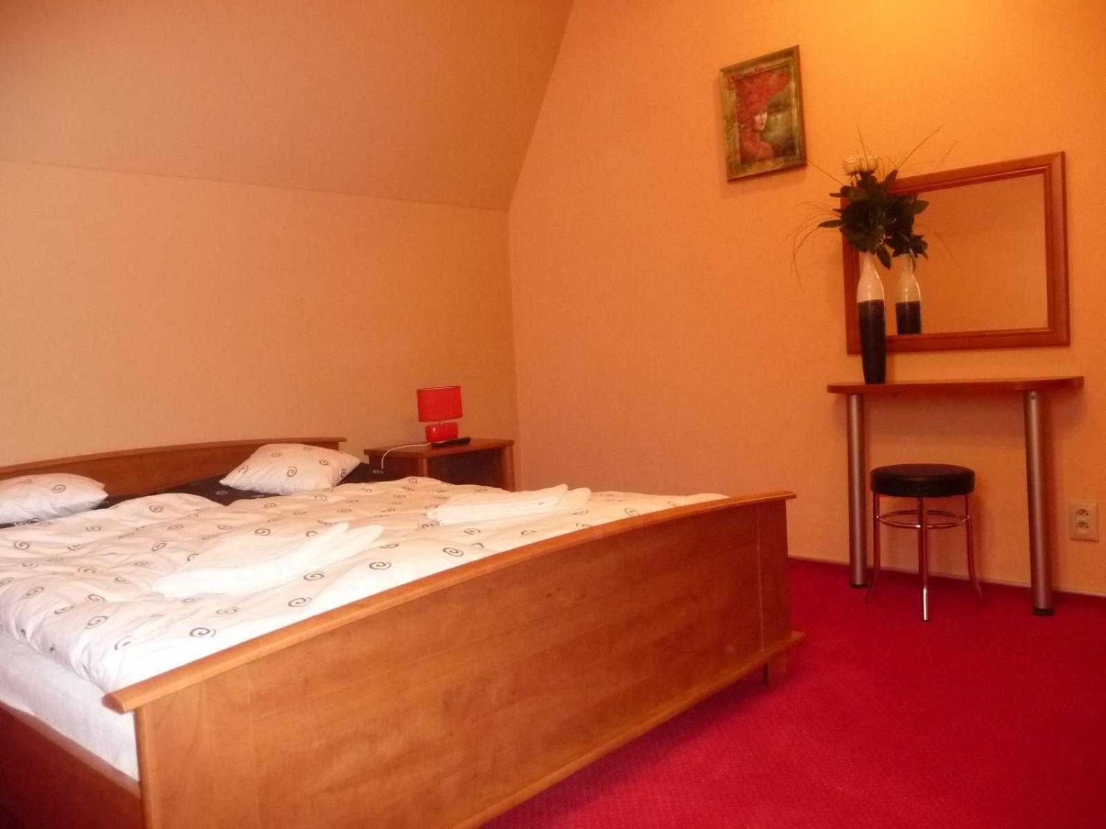 Guest House Penzion Fortuna ทราโดชีน ภายนอก รูปภาพ